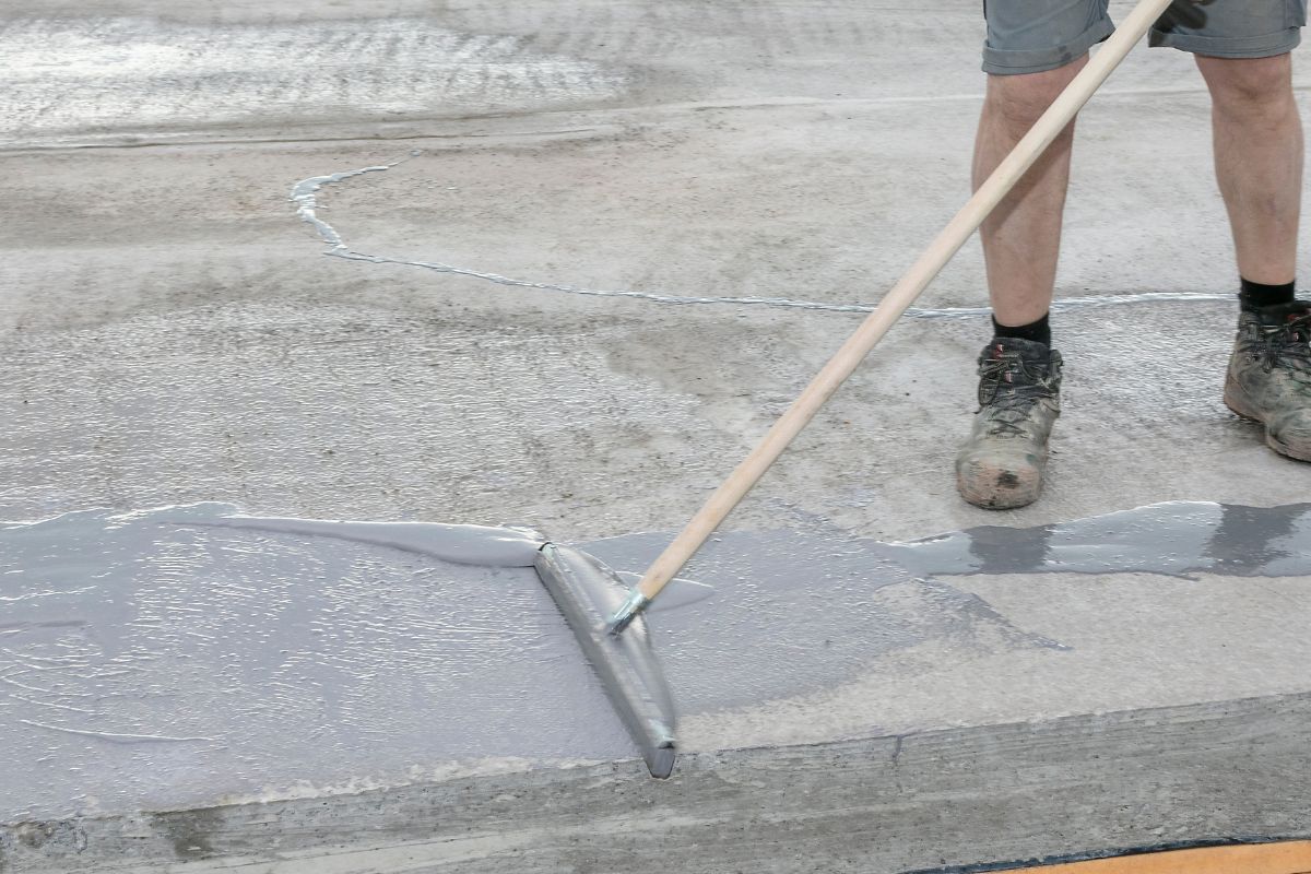 For an optimum bond to the substrate, a scratch coat must be applied. For this purpose, MC-Proof SLM is scraped sharply over the substrate with a rubber squeegee.